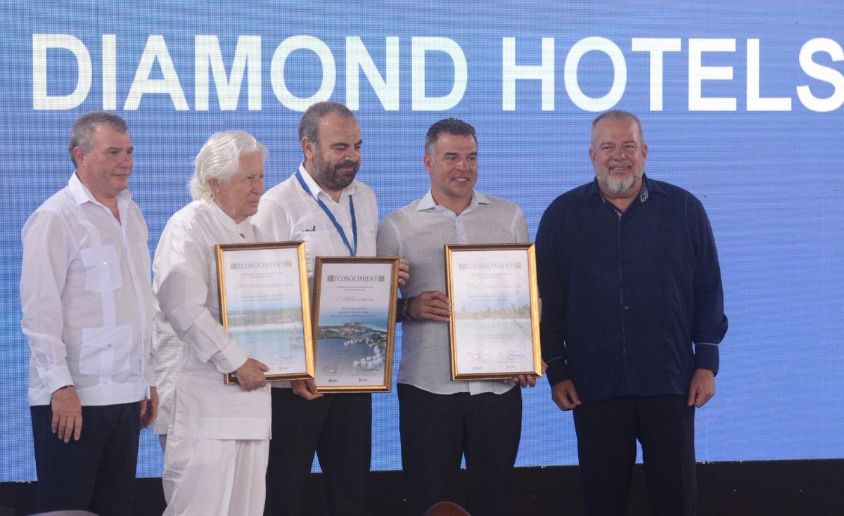 El Ministerio de Turismo de Cuba entregó reconocimientos a las cadenas Meliá, Iberostar y Blue Diamond por su apoyo al desarrollo de la industria del ocio en Cuba.