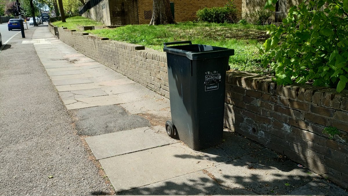 Yet another abandoned bin.  Reported to @LewishamCouncil 8 days ago. They've done....... NOTHING!  Looks like this will be visiting Lawrence House tomorrow. #bin #catford #lewishamcouncil #se6
