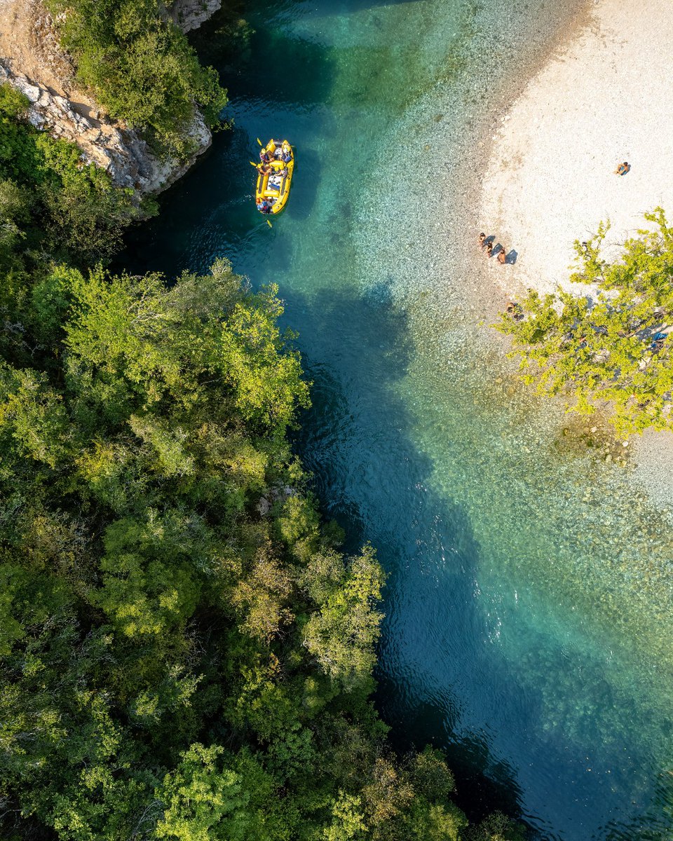 🚣 Ever wondered what it's like to raft down the #Voidomatis river? Experience the thrill of navigating pristine waters amidst stunning forested landscapes and rocky gorges. 💦 🔗visitgreece.gr/experiences/ac… #VisitGreece