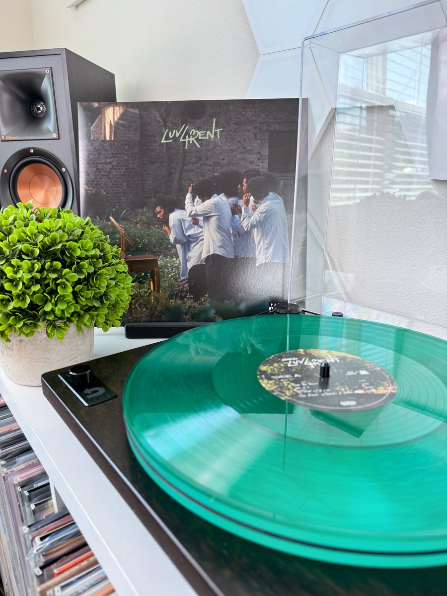 This album deserves so much more love 

🎧 Luv 4 Rent, by Smino
💿 Green Translucent Vinyl