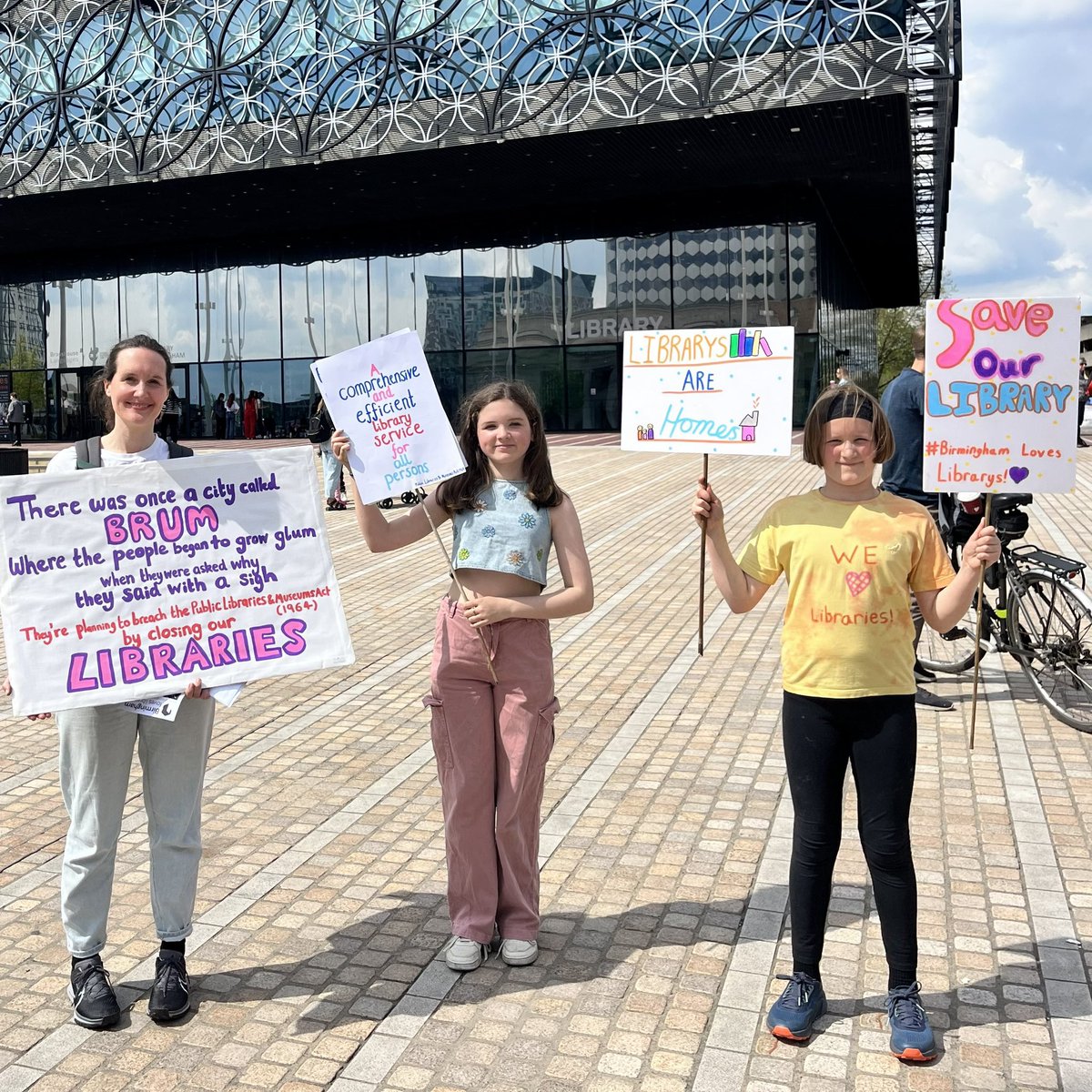 Yesterday library campaigners came together under the banner of @BrumLibraries with a clear message that Public Libraries must be publicly funded, provided by the council and run by paid & trained Library Workers. ✊️
#savebirminghamlibraries 
#savelibraries