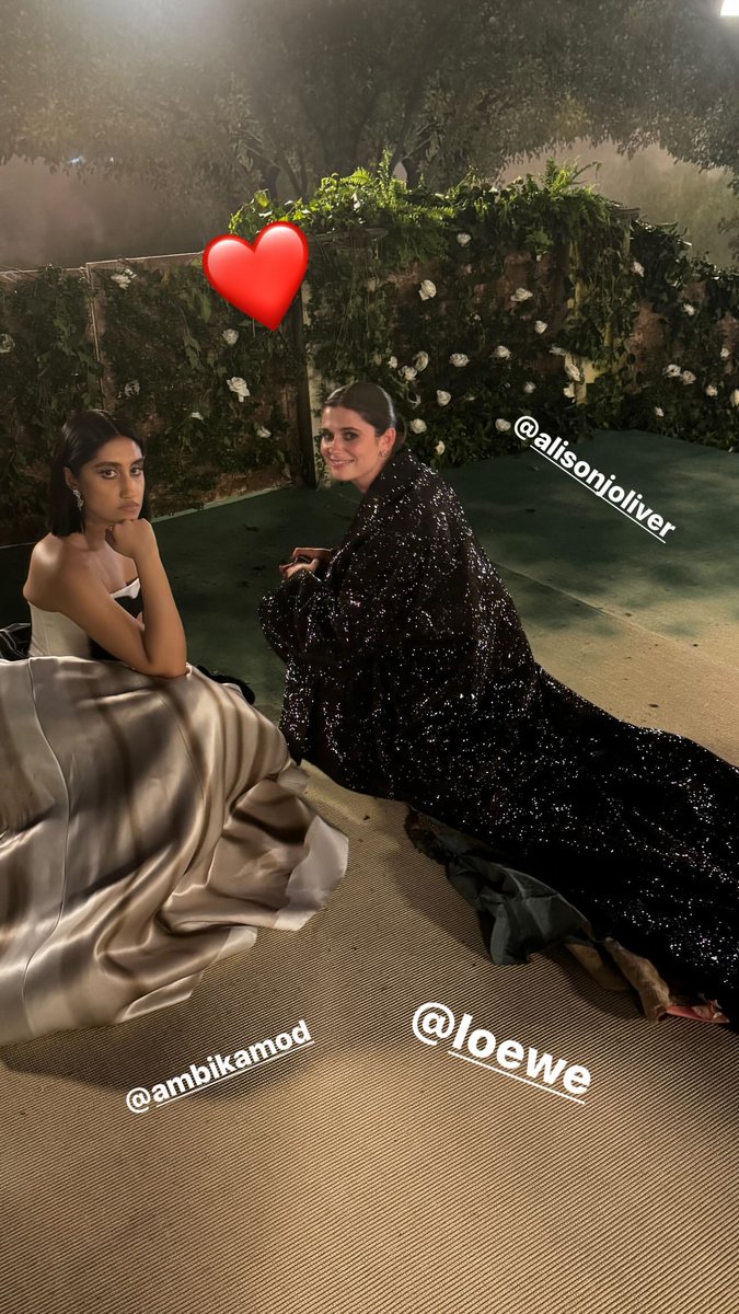 Alison Oliver e Ambika Mod ontem no #MetGala em Nova York. 💕 — Jonathan Anderson, diretor de criação da Loewe, via Instagram Stories.