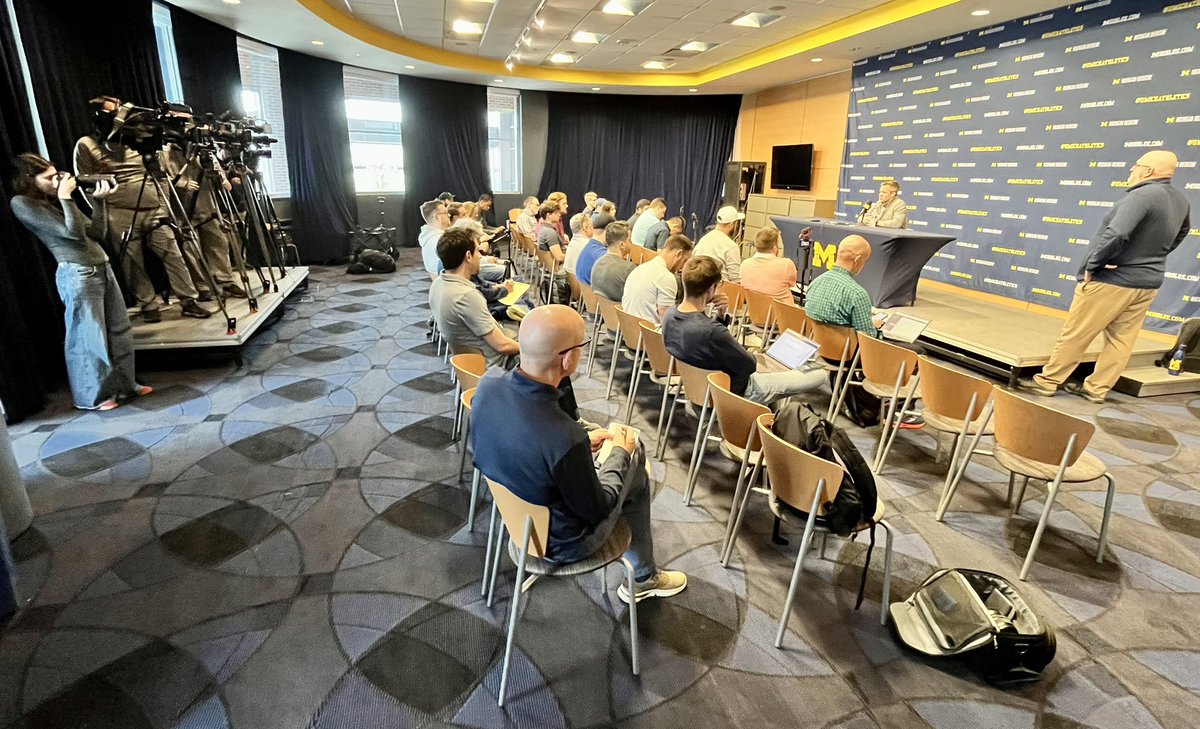 Dusty May met with the 〽️🏀 media today and spoke about the development of the roster, his coaching staff, the style of play, and much more ... Media 🎥 | myumi.ch/7P2Jm #GoBlue