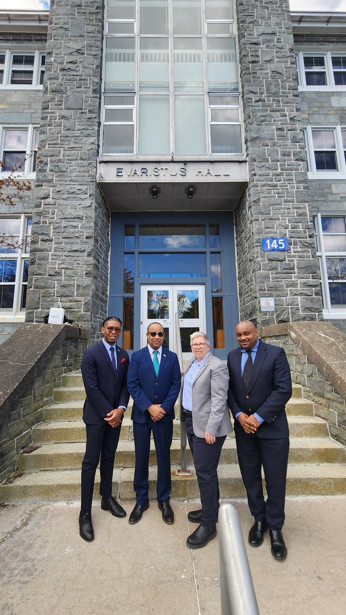 High Commissioner Berridge paid a courtesy visit on the distinguished @presd_msvu Joël Dickinson of @MSVU_Halifax to explore future partnerships, strengthen ties and explore future partnerships between #NovaScotia and #StKitts and #Nevis.
#emergingleaders #HigherEducation