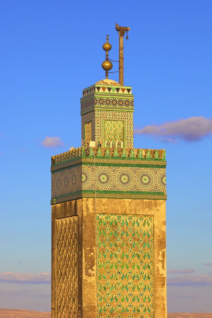 🇲🇦🏛️| Chaque mosquée Mérinide se distingue par son minaret

Les artisans se sont inspirés des minarets Almohades, conservant leur plan carré tout en ornant leurs créations de motifs en Zellige. Les façades ne sont plus monotones,  mais riches en couleurs.
