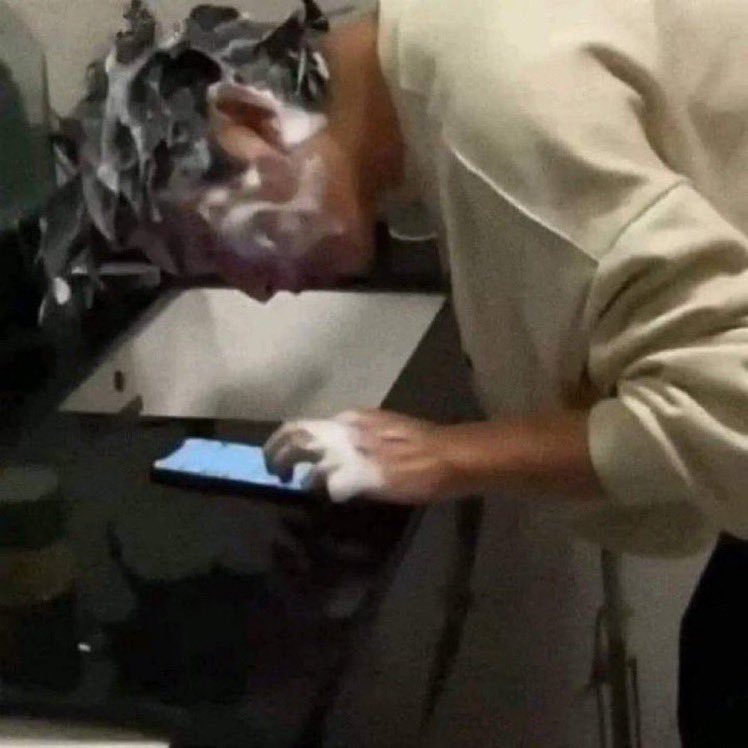 نَ tweet media