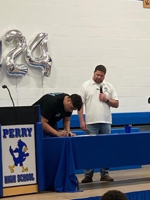 Congrats to Jesse Rodriguez at #Perry High School who made the “SMART” decision to pursue apprenticeship after graduation! 👏 He will soon work for All Iowa Mechanical as a @smartunionworks Local 45 apprentice!

#iowaskilledtrades #iowaconstruction #IowaWorkforce