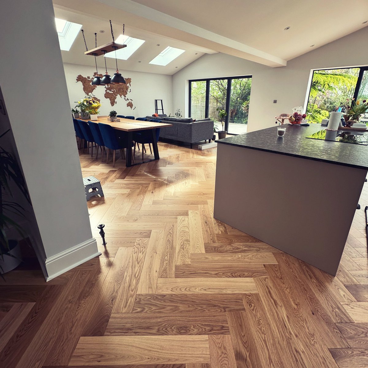 A herringbone oak engineered floor completed today 😍👍🏻

#flynnjoiners #hull #eastyorkshire #joiners #carpenters #flooring #homeinspiration