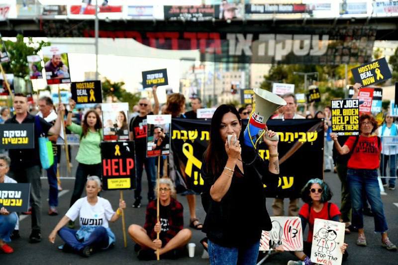 القناة 12 العبرية: متظاهرون يطالبون بعودة الأسرى يعتصمون أمام مقر وزارة جيش العدو '#الكريا' في #تل_أبيب، وتم إغلاق طريق بيغن أمام حركة المرور. #sonarmediacenter