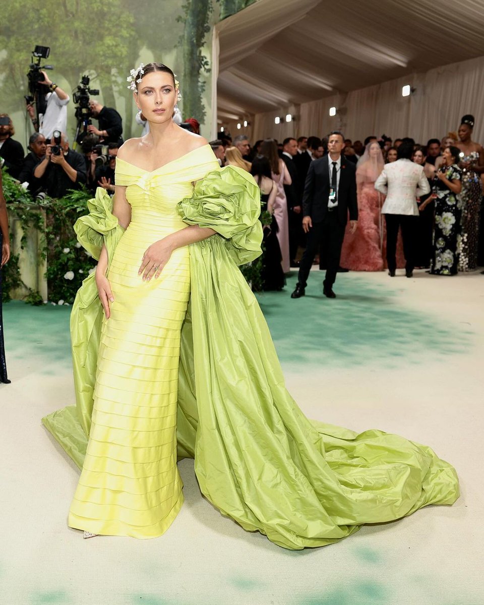 @mariasharapova wears Atelier Prabal Gurung Daffodil Yellow Off the Shoulder Gown with Plunging Neck with Bands of Hand Cut Bias Organic Cotton from @Bollandbranch in a Degrade of Sizes. Styled with Off Shoulder Opera Cape with Rosette Detail and Train⁠ ⁠ Photo via Getty