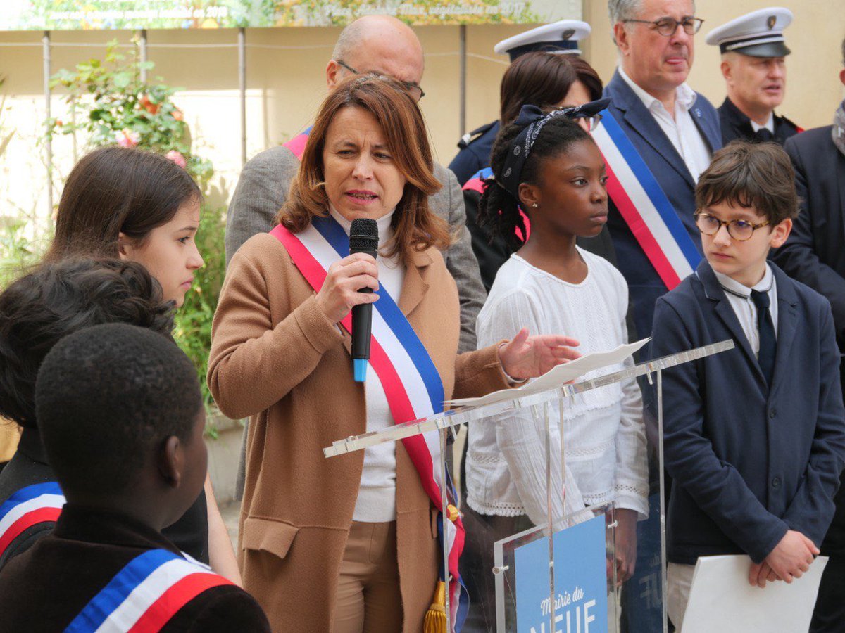 « À l’annonce de la fin de la guerre, la foule parisienne envahissait les rues libérées quelques mois plus tôt. Du boulevard des Capucines aux Grands Boulevards en passant par la place de l’Opéra: on s’enlaçait, on s’embrassait, on pavoisait aux couleurs alliées » @dburkli