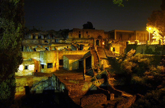 Efes gece ziyaretine açılmış, nefes kesici! Yıllar önce gece Pompei'yi gezmiştim (sağdaki), şahane bir akustik konser dinlemiştim, büyüleyiciydi. En kısa zamanda Efes'e de gideceğim.