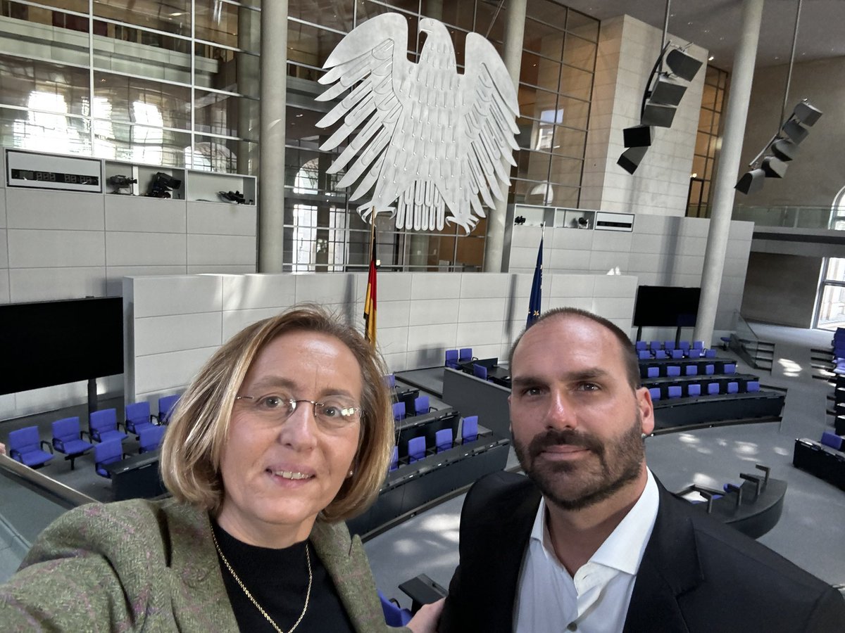 Ein Freund zu Besuch im Deutschen Bundestag: @BolsonaroSP - Wir Patrioten stehen gemeinsam für Demokratie, Freiheit und Rechtsstaat. 🇩🇪 🇧🇷 🤝