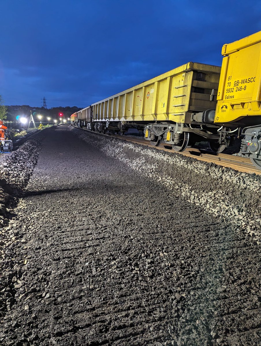 🛠️ We're into our second week of the 4-week rail upgrades currently taking place between Huddersfield and Leeds!

🏗️ The team is making good progress as they install 4000m of new track between Morley and Cottingley and fit 3500m of troughing to hold signal cable. Work currently…