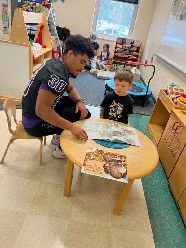 We had a great time yesterday with the students at Lincoln Elementary and Washington Elementary! Thank you for allowing us to read some of our favorite stories. #GivingWeek #PoweredByTradition