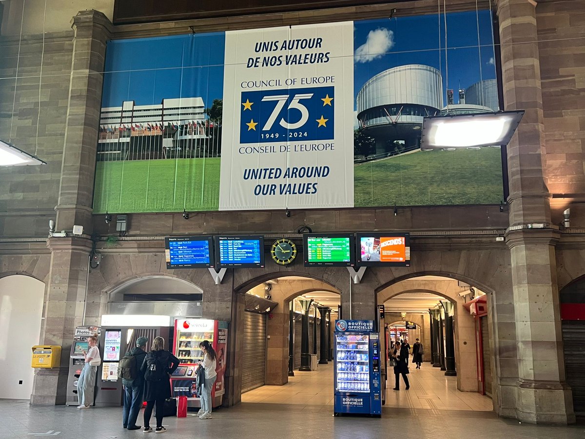 🎶[Jingle SNCF]🎶Bienvenue en gare de Strasbourg pour fêter le 75e anniversaire du Conseil de l’Europe.🎂 Le train, à destination du Palais de l'Europe, arrivera le 5 mai 2024 !😉🚄 #CoE75 En savoir plus...⤵️ coe.int/fr/web/coe-sto…