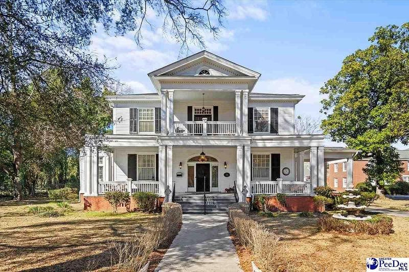 1904 Colonial Revival For Sale in Cheraw South Carolina
$714,500 · 4 br, 3 ba · 5,613 sq ft
oldhouses.com/36067
