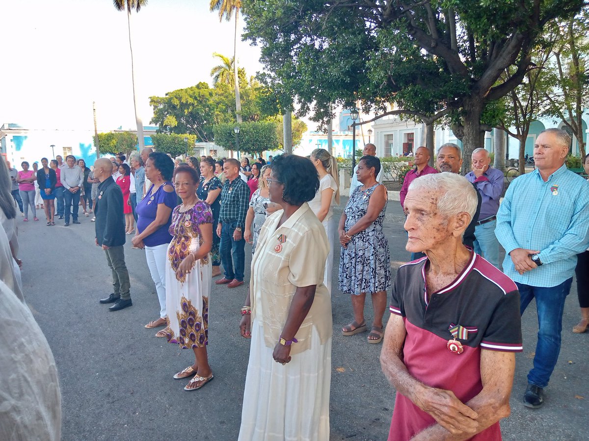 Quince valerosos compañeros de las FAR en Cienfuegos, son condecorados con la Orden Lázaro Peña y la Medalla Jesús Menéndez , ese es el resultado del trabajo de cada día. Felicidades y el compromiso de que  #PorCubaJuntosCreamos