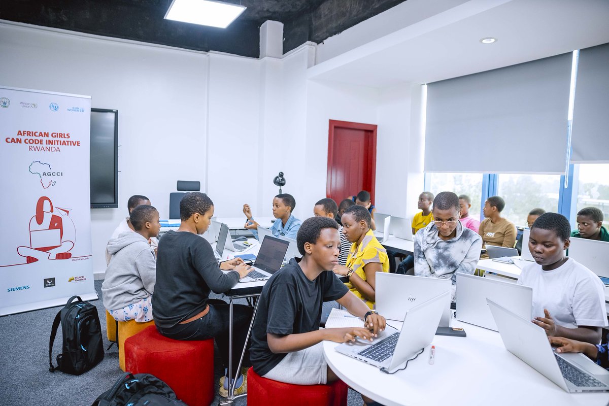 📣 Girls in #STEM? @unwomenrwanda's African Girls Can Code Initiative (AGCCI) held a bootcamp thanks to @Siemens  where 75 girls participated and were immersed into robotics and #ICT. Read the full story here: unwo.men/x2Ur50Rsza3 
#GenerationEquality