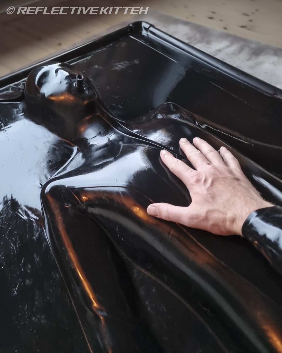 ReflectiveKitte's tweet image. Sooo, just when I thought vac beds were fun... I found myself feeling even tinier in this picture. Is it just me, or is that hand unusually large? &amp;gt;,&amp;gt;
Alternatively I&apos;m just compact-sized :p