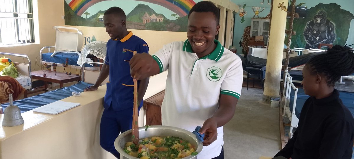 NutritionistKD's tweet image. #CookingSession | #HighEnergyFood 

Today in the #NutritionDepartment @Bwindihospital , I taught mothers, attendants and waiting patients how to cook a delicious meal, containing all food values that Foster disease prevention and promote healthy living. 

Cooking sessions are