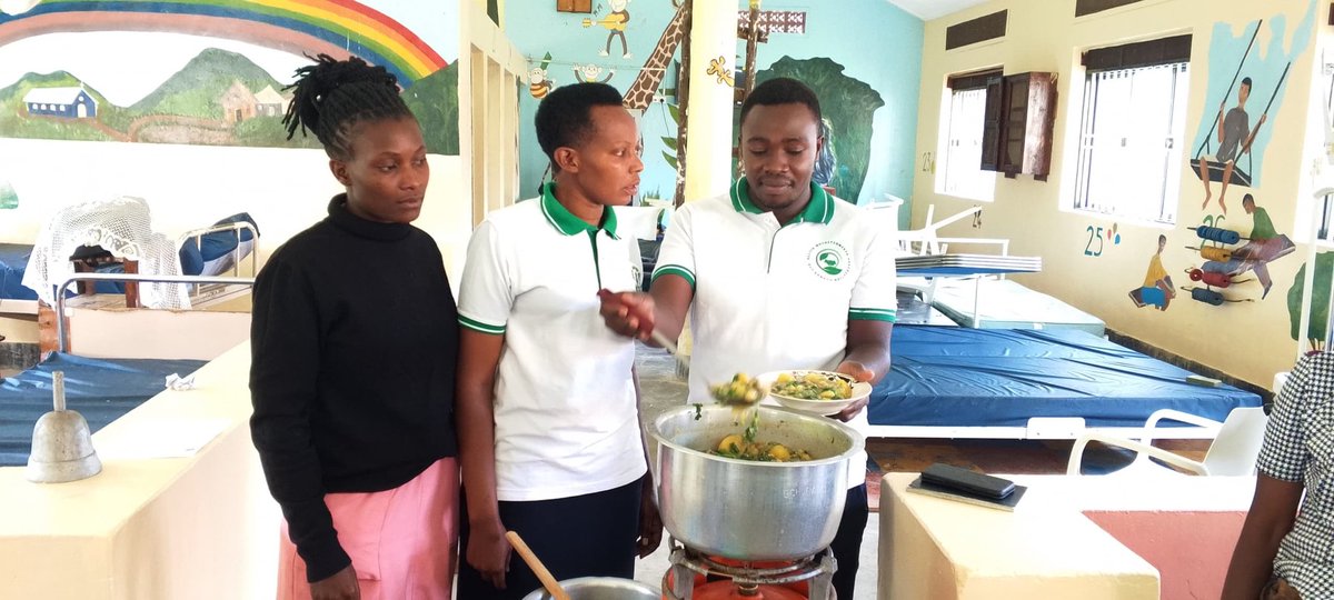 NutritionistKD's tweet image. #CookingSession | #HighEnergyFood 

Today in the #NutritionDepartment @Bwindihospital , I taught mothers, attendants and waiting patients how to cook a delicious meal, containing all food values that Foster disease prevention and promote healthy living. 

Cooking sessions are