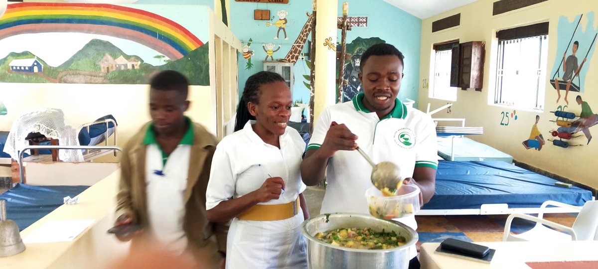 NutritionistKD's tweet image. #CookingSession | #HighEnergyFood 

Today in the #NutritionDepartment @Bwindihospital , I taught mothers, attendants and waiting patients how to cook a delicious meal, containing all food values that Foster disease prevention and promote healthy living. 

Cooking sessions are