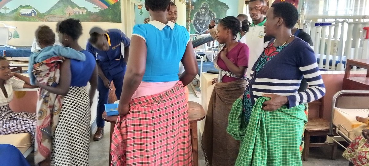 NutritionistKD's tweet image. #CookingSession | #HighEnergyFood 

Today in the #NutritionDepartment @Bwindihospital , I taught mothers, attendants and waiting patients how to cook a delicious meal, containing all food values that Foster disease prevention and promote healthy living. 

Cooking sessions are