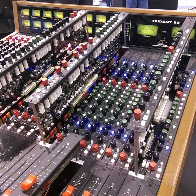 Trident_Audio's tweet photo. Inside and out:
✅ World-class engineering
✅ No-compromise construction
✅ Quality components

Explore the 88 Series Console 
➡️ https://t.co/KiUhqt4vLC

#trident #tridentaudio #historyrefined #trident88 #analog #console #modular #mixingboard #mixingdesk https://t.co/Pde49XGGRy