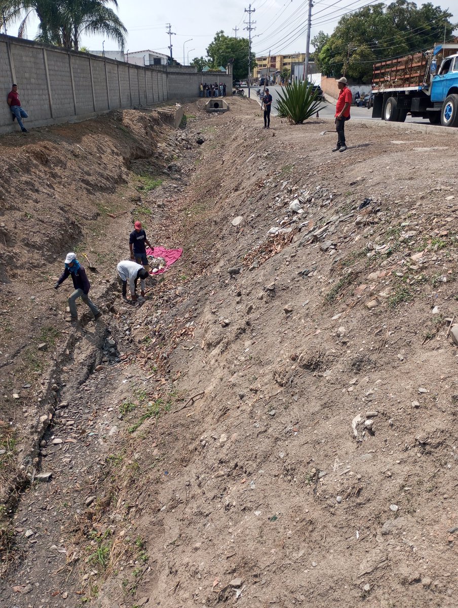 Continúan los trabajos de limpieza en bucos y quebradas del municipio . El alcalde Derby Guédez, hizo una inspección en el buco de la quebrada de La Mata, donde informó, que hasta ahora se han invertido al menos, 60mil dólares de saneamiento de los puntos crïticos de inundación.