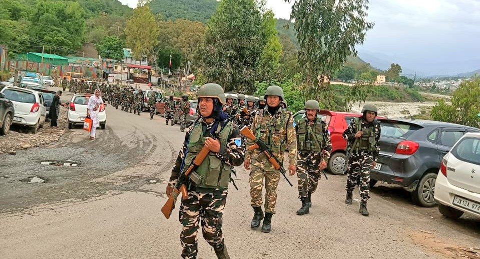 To ensure a peaceful democratic process, #SSB troops are conducting foot patrolling with local police ahead of the #3rdPhase of #LokSabhaElections in #J&K. @HMOIndia @PIBHomeAffairs @ECISVEEP @ANI @DDIndialive #GPE2024 #ChunavKaParv #DeshKaParv #GeneralElections2024
