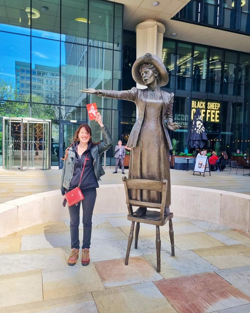 Suite du voyage sur la piste des suffragettes Monument à Emmeline Pankhurst Manchester ( le livre est la bio de Sylvia Pankhurst chez @LibertaliaLivre )