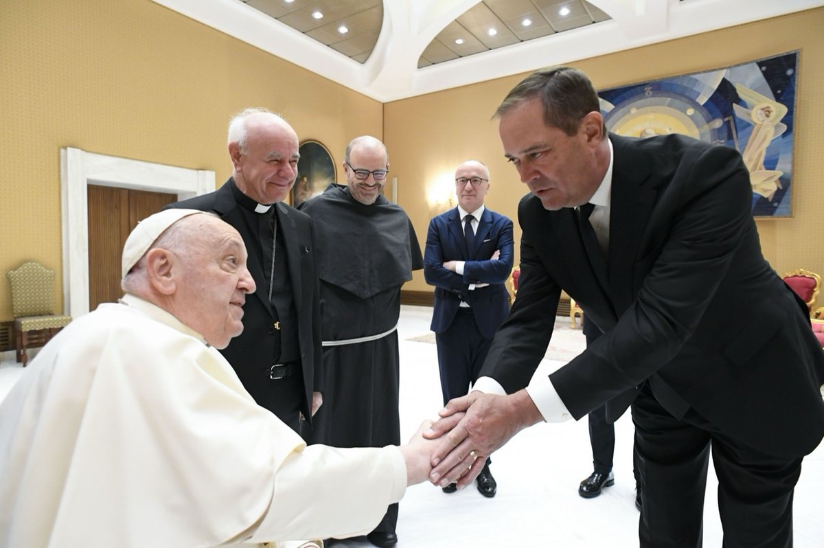 The CEO of Cisco Systems recently signed the Vatican’s artificial intelligence ethics pledge, which calls for the ethical use of AI according to the principles of transparency, inclusion, accountability, impartiality, reliability, security, and privacy. ncregister.com/cna/cisco-ceo-…