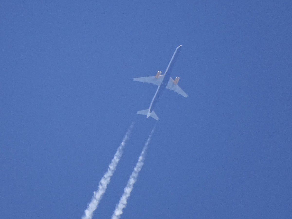 Icelandair TF-FIX 757 over southern England heading for CDG @Sx60Contrails