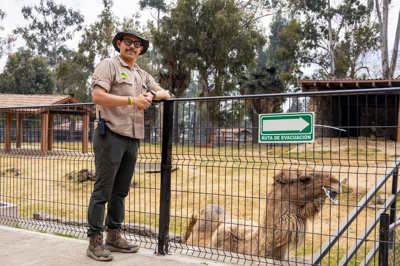 El egresado de la @UAEM_MX Huitzilihuitl Barrera, promueve el respeto y cuidado por los animales en el Parque Ecológico @zacangoedomex. Realiza cirugías, supervisa dietas, así como la salud mental de los animales y hasta la legalidad de cada uno de ellos.