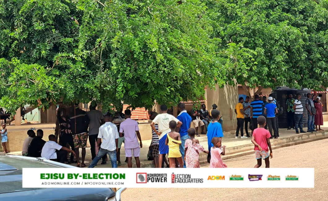 Ejisu constituents, along with the media, patiently waiting for Kwabena Owusu Aduomi to vote.  

#ElectionHQ #EjisuByElection #KokromotiPower 

Aduomi Techiman to Accra Davido