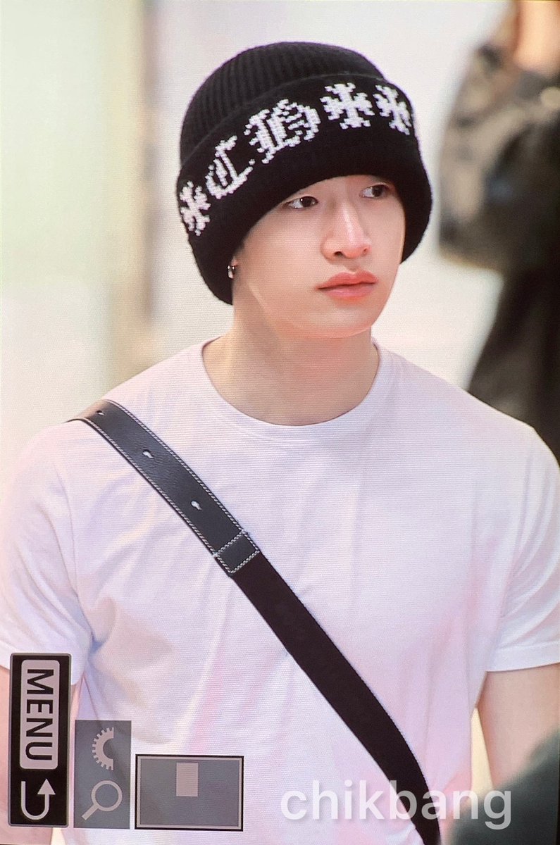 bangchanisduck's tweet photo. 방찬 완전 비니에 잡아먹혔잖아!!! https://t.co/emUp6ESf1W