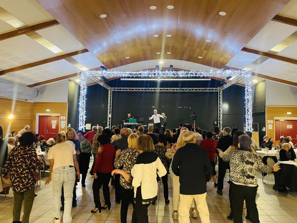 #Suciale | Dimanche, une nouvelle édition du thé dansant s'est déroulée à la Salle Polyvalente de Lupinu. Une édition encore marquée par un grand succès et une salle comble.