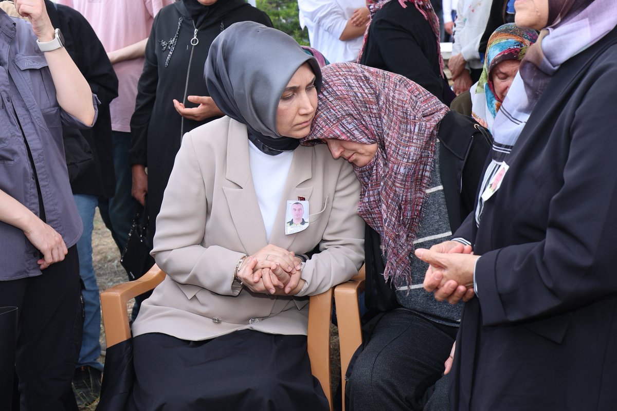 Valimiz Doç. Dr. Kübra Güran Yiğitbaşı, Isparta-Eğirdir kara yolu üzerinde yaşanan trafik kazası sonucu görevi başındayken şehit düşen hemşehrimiz Polis Memuru Yonus Turan'ın öğle namazını müteakip Sandıklı Alacamii köyünde düzenlenen cenaze törenine katıldı.