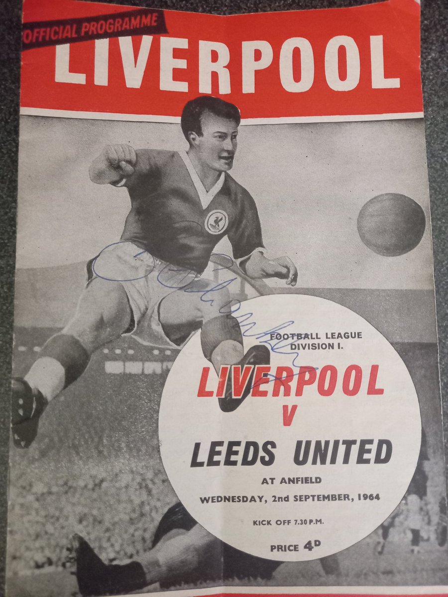 A very nice neighbour gave me this LFC programme from Leeds v LFC 1964, he's decided to give his old items away to his family & friends. We think this is signed by Bill Shankly❤️ so kind of my neighbour.