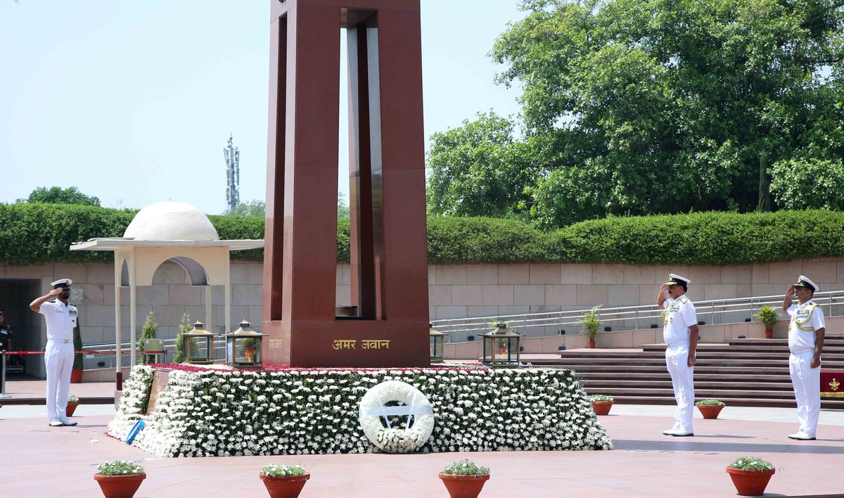 Adm Dinesh K Tripathi today laid a wreath & paid homage to the #Bravehearts at the #NationalWarMemorial, New Delhi before taking over as the 26th Chief of the Naval Staff.(1/2)

@giridhararamane 
@SpokespersonMoD
@HQ_IDS_India 
@indiannavy
@PIB_India 
@salute2soldier
@DDNewslive