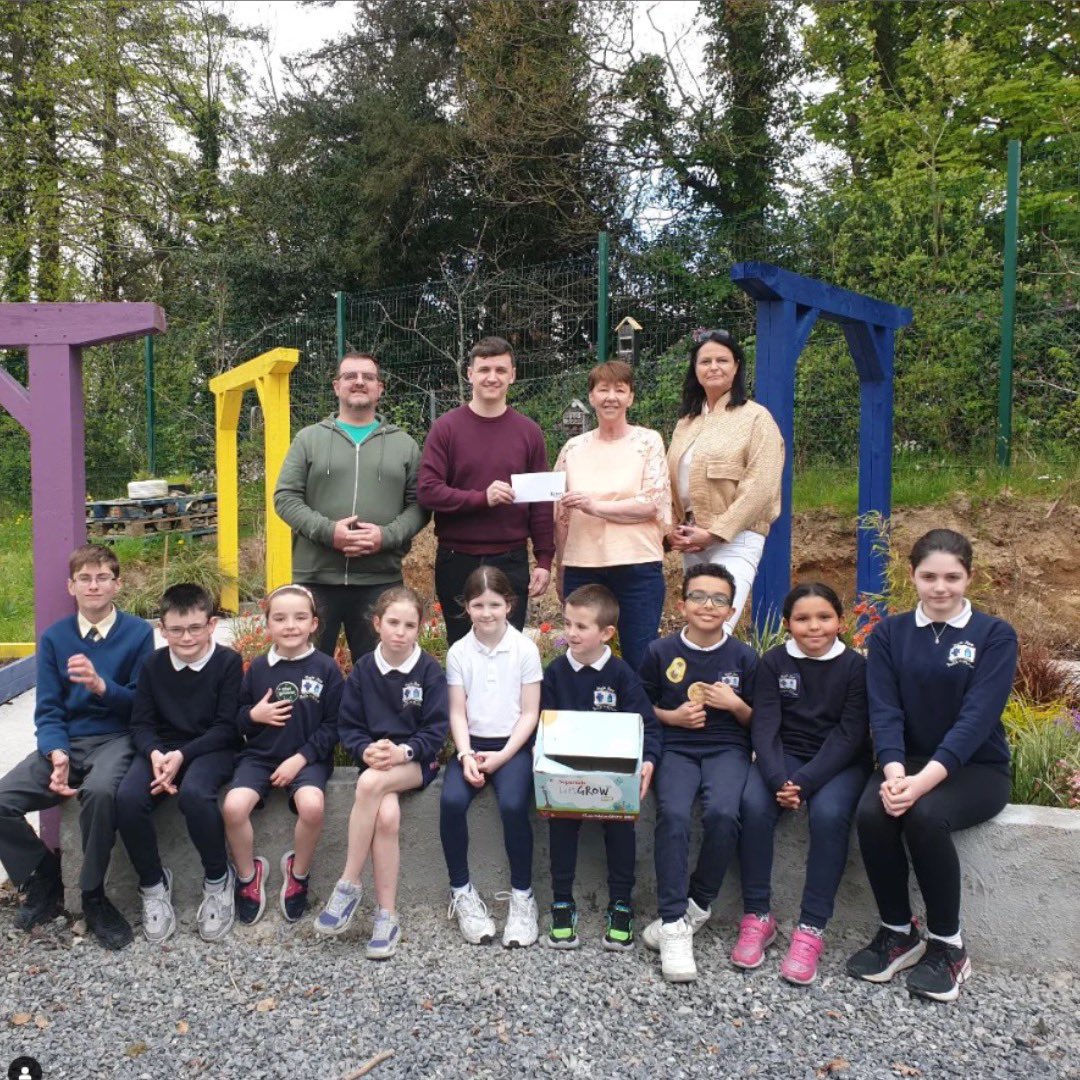 Big thanks to Keane's SuperValu Killorglan 🙌 Not only did they present our SuperValu Let's GROW Star Growers with a €50 cheque for their #SupervaluLetsGROW success, but they also doubled the joy by providing double the amount of compost for their garden! 🌿 Well done everyone!