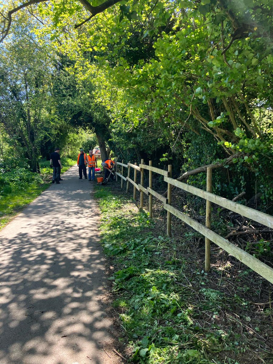 Had a great turnout today working with Jim from YWP repairing and replacing a section of fencing on the Trans Pennine Path towards the first bird hide. Also cutting back vegetation and nettles towards the Kingfisher hide to keep the the pathway clear.