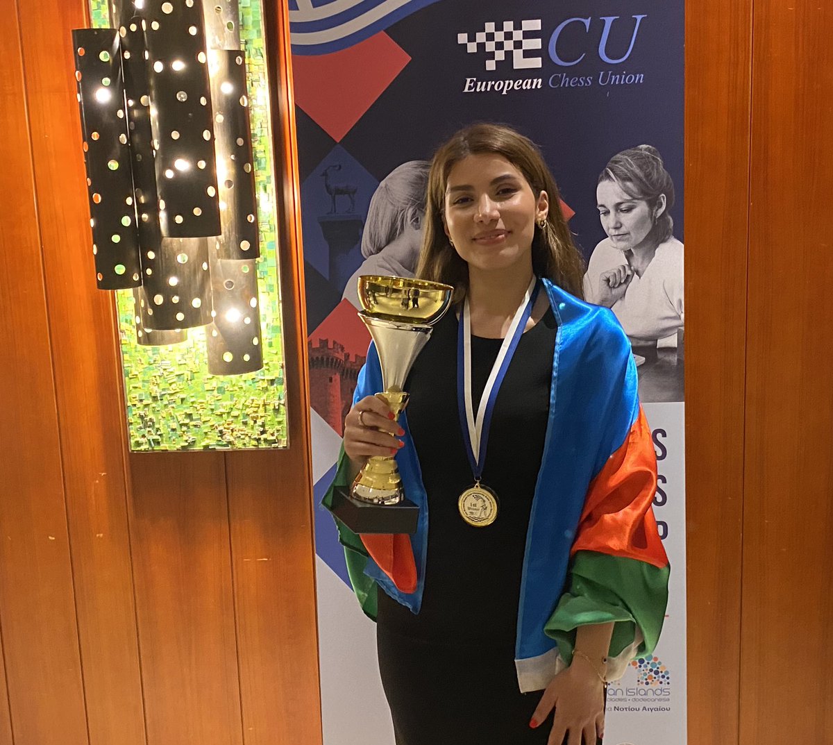🇦🇿 Ulviyya Fataliyeva is the new European Women’s Champion. The native of Ganja dominated the competition, a 10-round Swiss tournament, finishing a full point ahead of the runners-up and picking up 22 rating points. Congratulations 👏 Read more 🔗fide.com/news/2998 📷