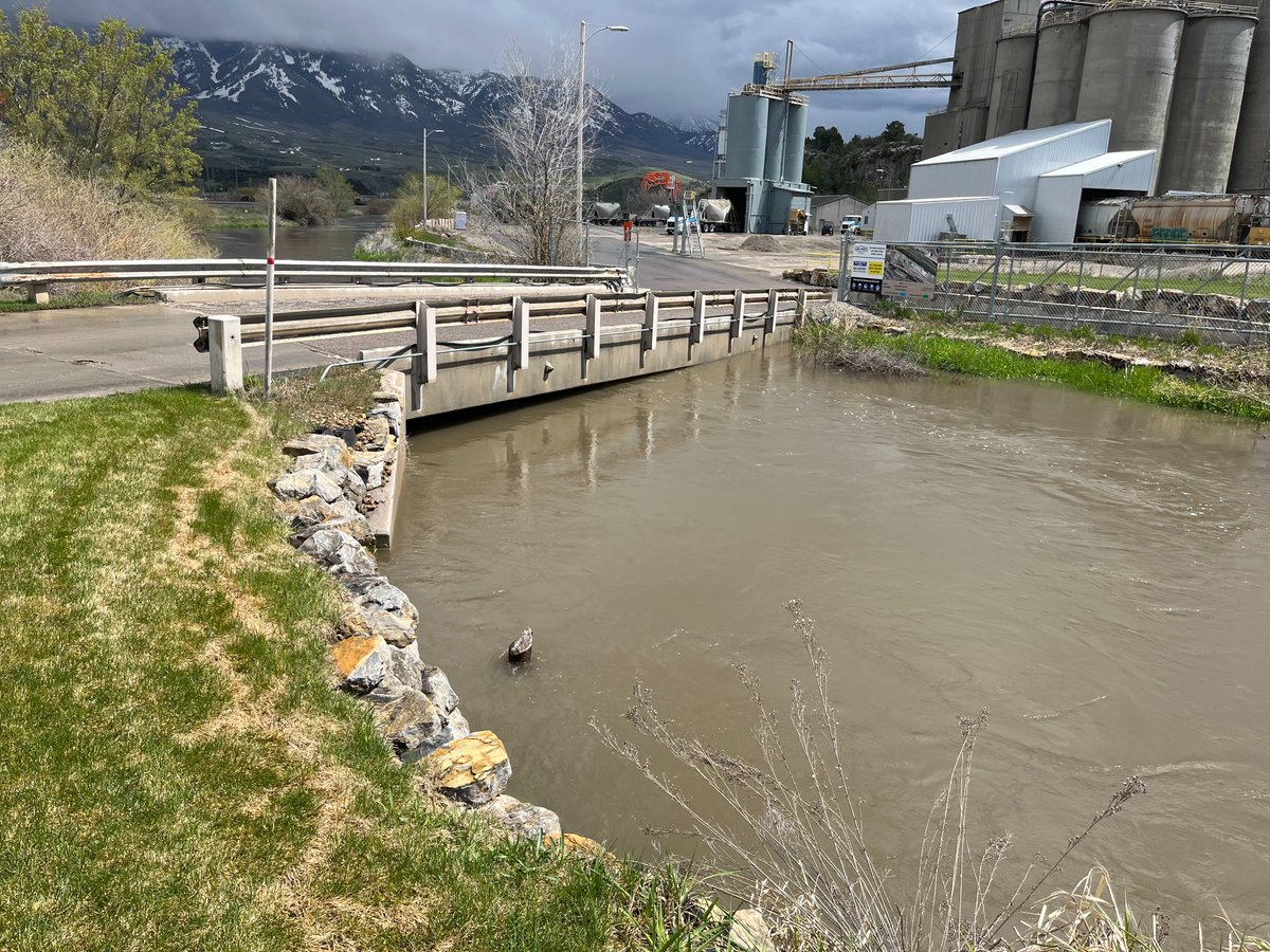 We're seeing high flows and moderate #flooding this week on many eastern #Idaho streams. This is the Portneuf River at Inkom, where we recently installed a new streamgage: waterdata.usgs.gov/monitoring-loc…. #USGS #streamgage #idwx