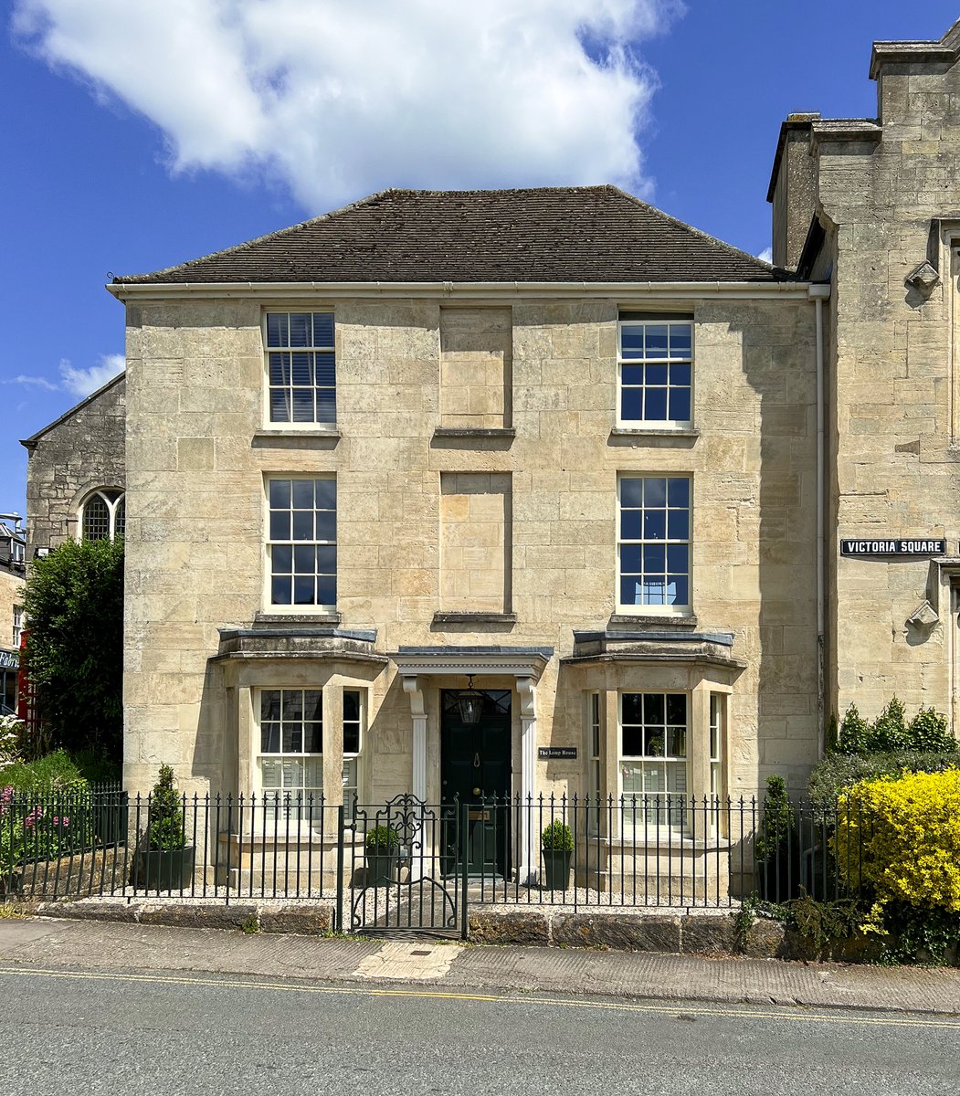 The Lamp House is located in the charming town of Painswick, situated at the corner of Victoria and New Streets. It offers stunning views of the iconic yew trees of St Mary's. The property is currently on the market with @MurraysEstAgent 

Get in touch for more info.
#cotswolds