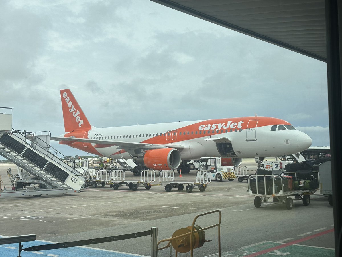 This entire plane is filled with returnees from ECCMID - still meeting people on the plane 😂!

#eccmid2024 #escmidglobal2024 

🇪🇸✈️🇬🇧