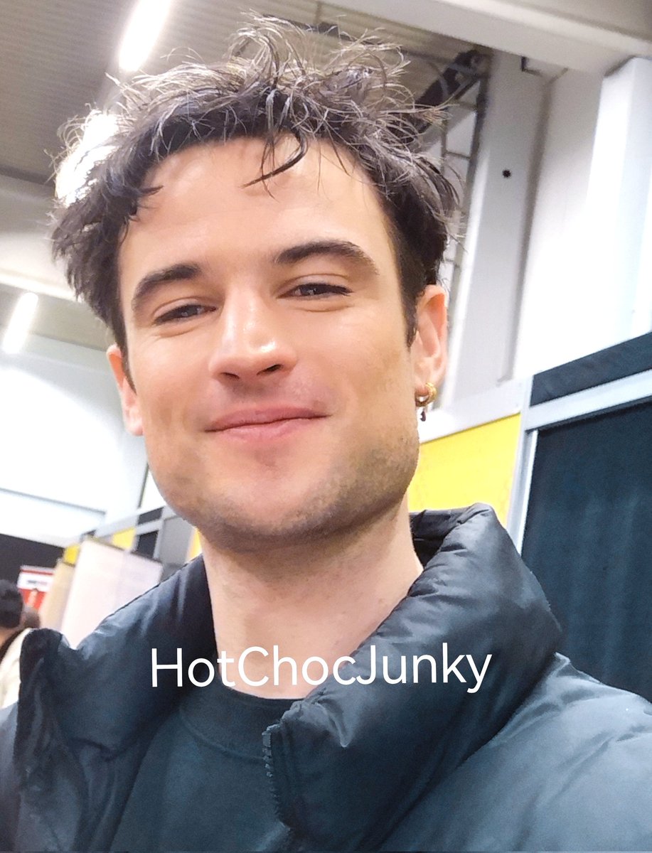 A very happy #TomTuesday back to you and everyone else who needs a smiling #TomSturridge 😘😋

(have the better half of my selfie with Tom from #GermanComicComWinter2022 which he took with my phone.)