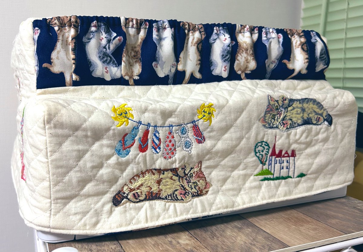 jinro_mayumi's tweet photo. プリンターが壊れて買い換えたので、プリンターのカバーを作ってみた…‼️
が、しっかり採寸したはずやのに割とパッツンパッツン…😨
出来上がってから『ちょっと大きくしたら?』って言われたけど、大→小はすぐ出来るけど、小→大は…難しいんだよ…。😭
#parie
ミシンもプリンターも #brother https://t.co/qRkgPkcdIA