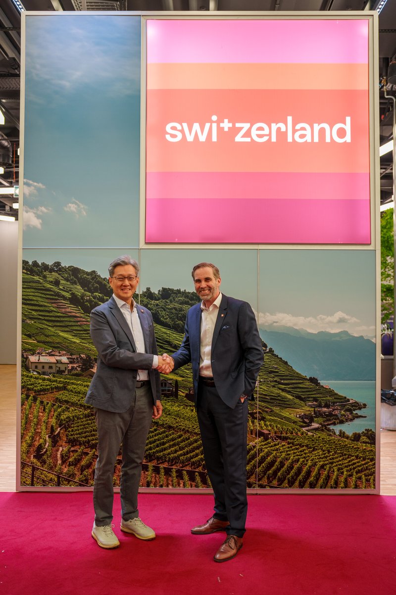 Proud: @MySwitzerland_e joins forces with @KlookTravel - expand the portfolio of the #Swiss #touristic products in #sustainable #travel for Asian guests! 🌿🌏Memorandum of Collaboration signed with Wilfred Fan (Klook's Chief Commercial Officer)! #IneedSwitzerland 🇨🇭